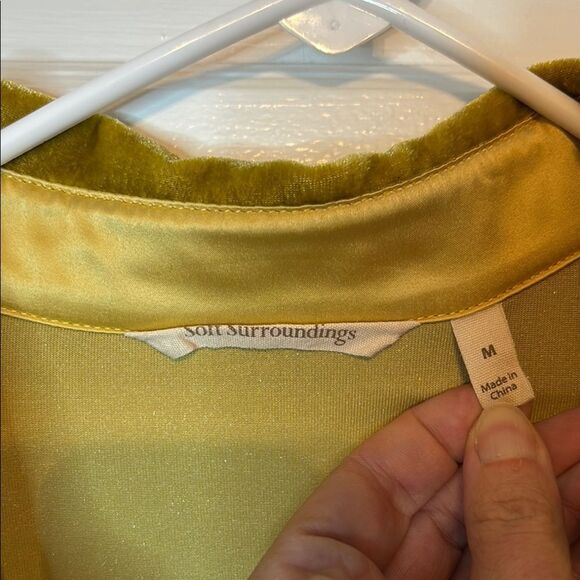 Soft Surroundings Women’s Gold Long Sleeve Velvet Button Down Shirt Size Medium - Picture 2 of 6